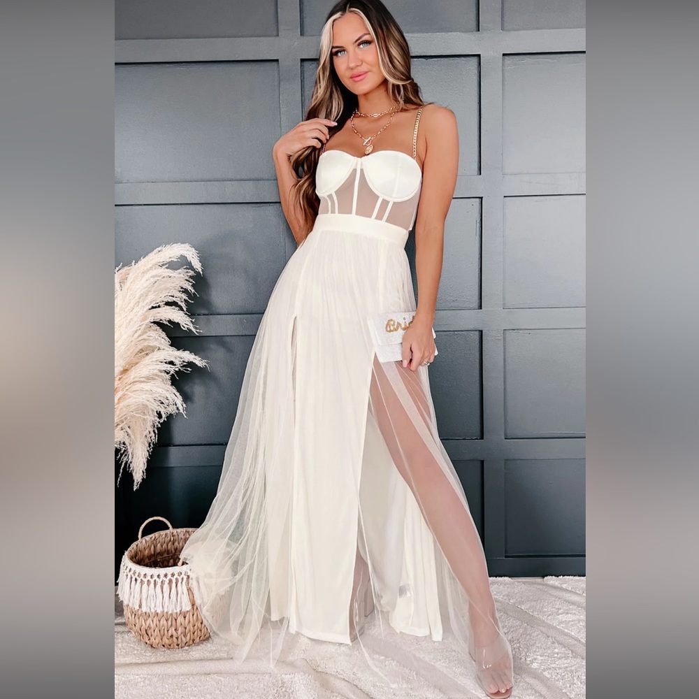 GOLD CHAIN DETAIL CORSET MAXI DRESS (IVORY)